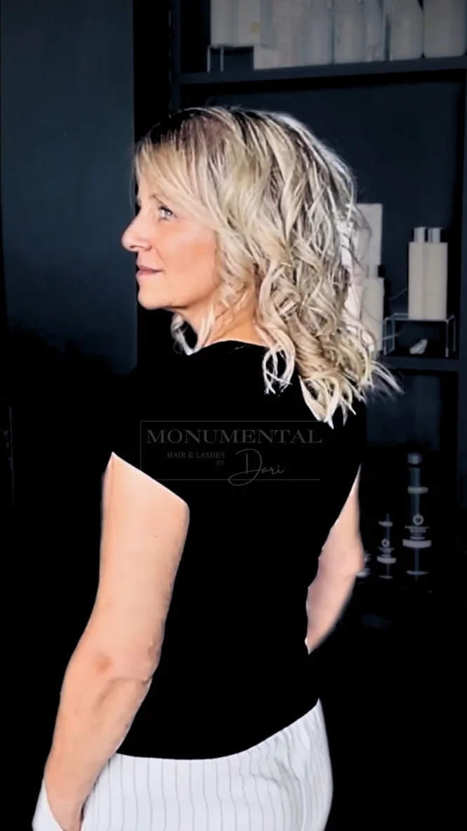 Platinblondes Haar mit weichen Wellen und lebendiger Struktur